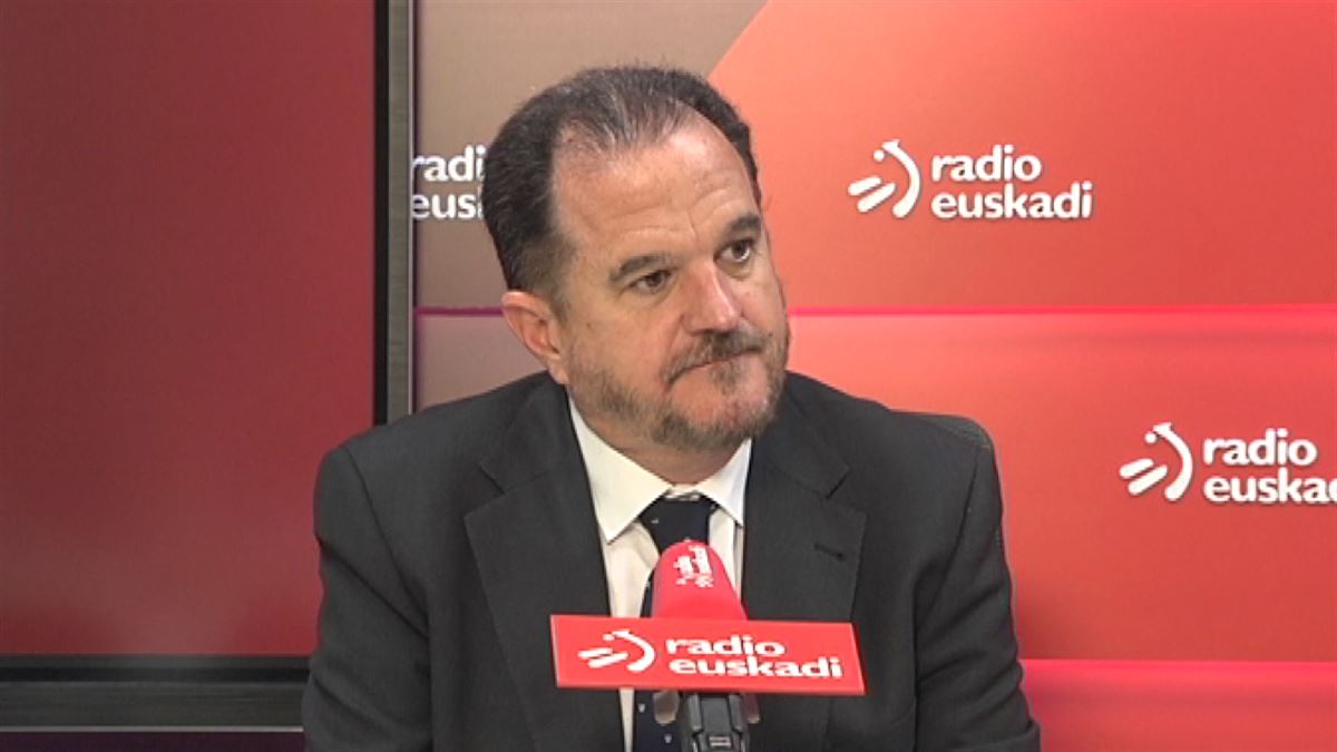 Carlos Iturgaiz en los estudios de Radio Euskadi.