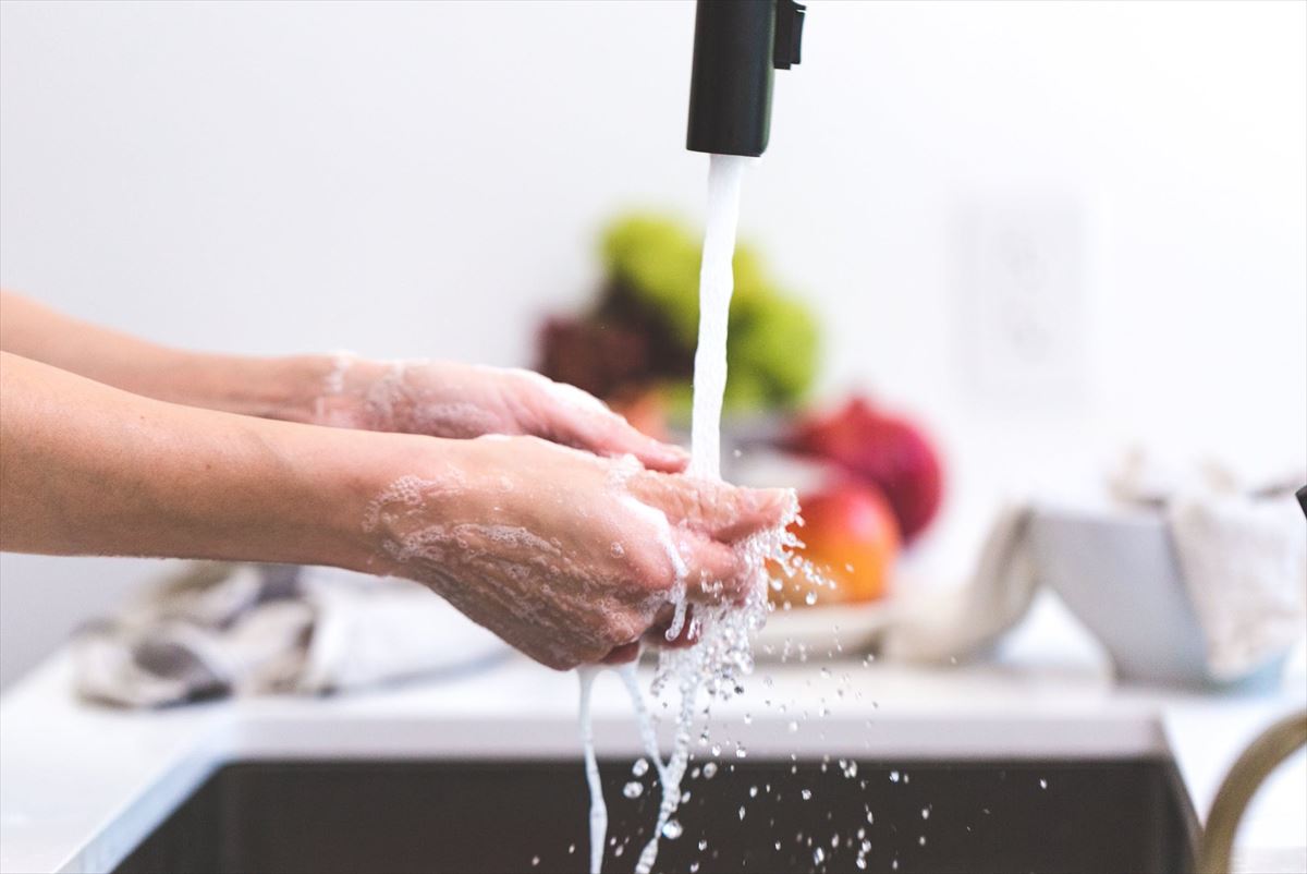 Lavarse las manos a fondo y con frecuencia es una de las medidas preventivas.