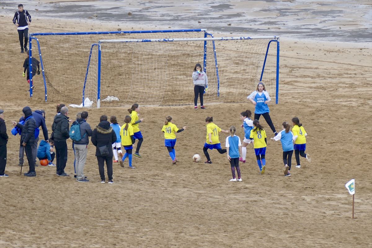 Campeonato de playeros infantiles en la playa de Zarautz