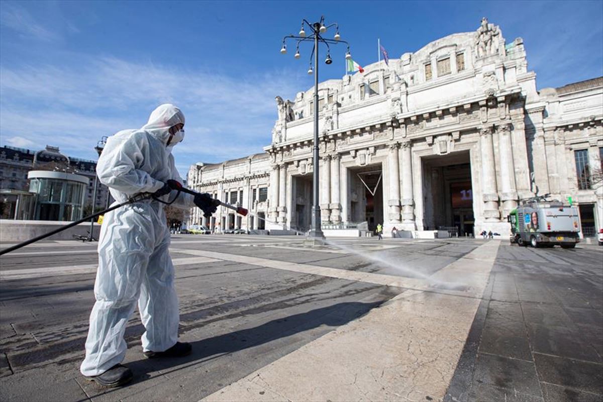 Un trabajador desinfecta las calles de Italia.