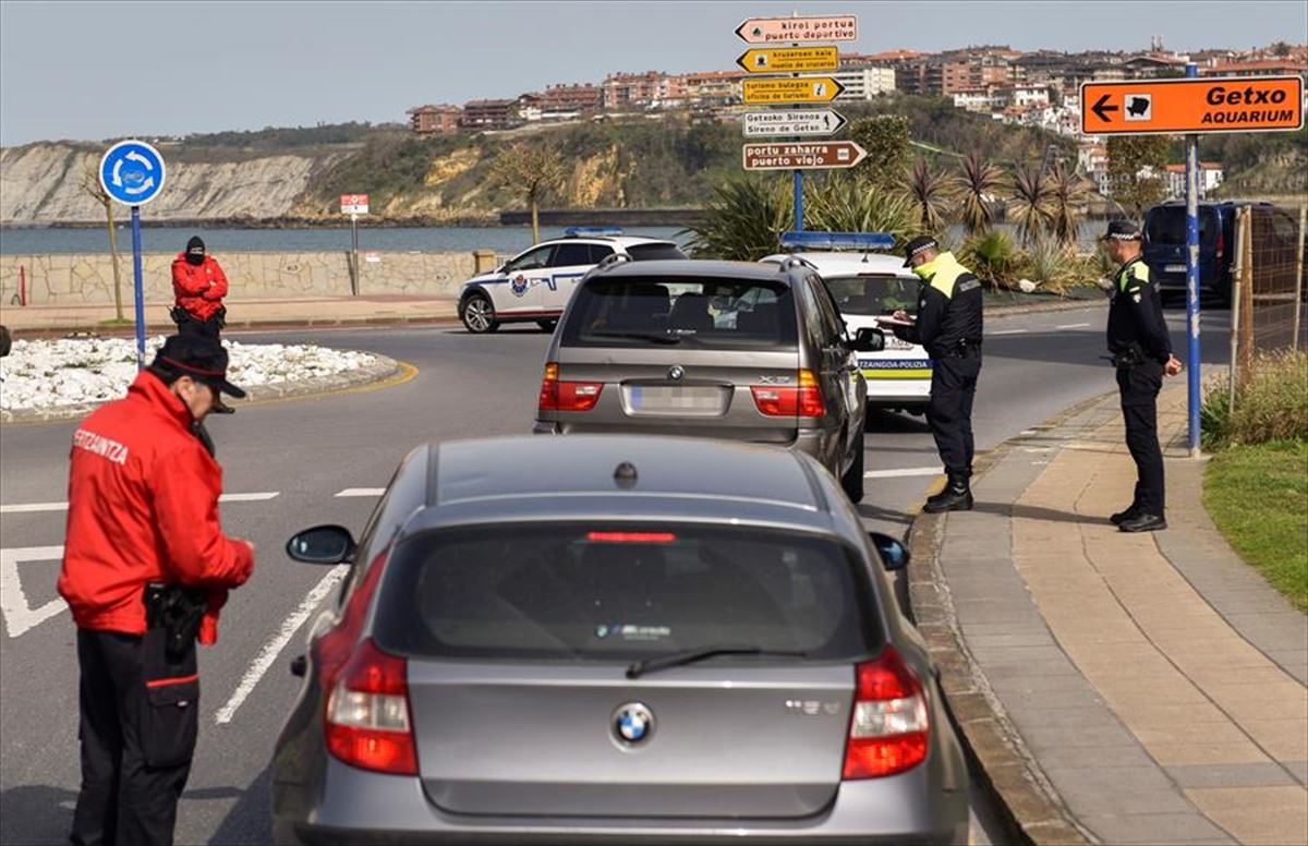 Agentes de la Ertzaintza y Policía Local de Getxo controlan el acceso a Ereaga.