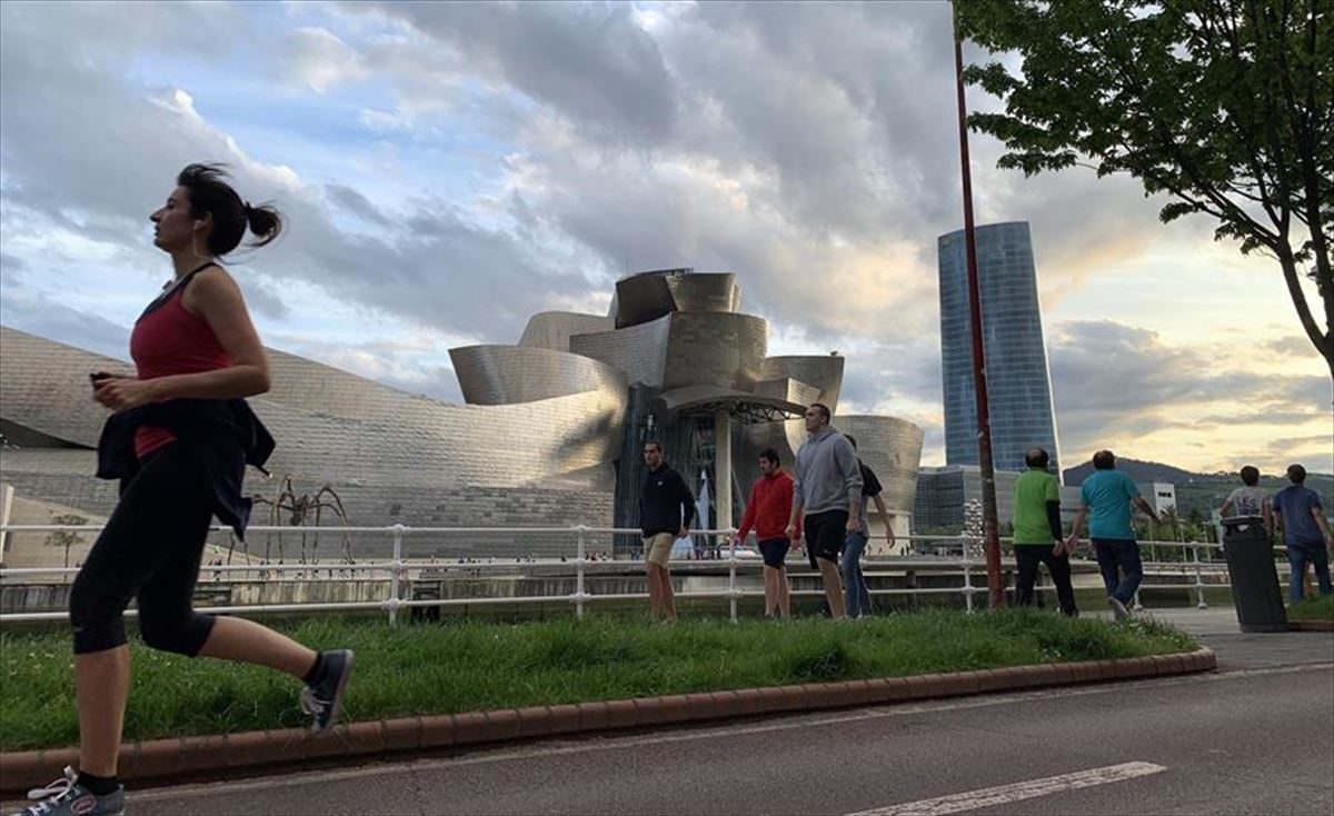 Jendea Guggenheim ondoan paseatzen eta lasterka