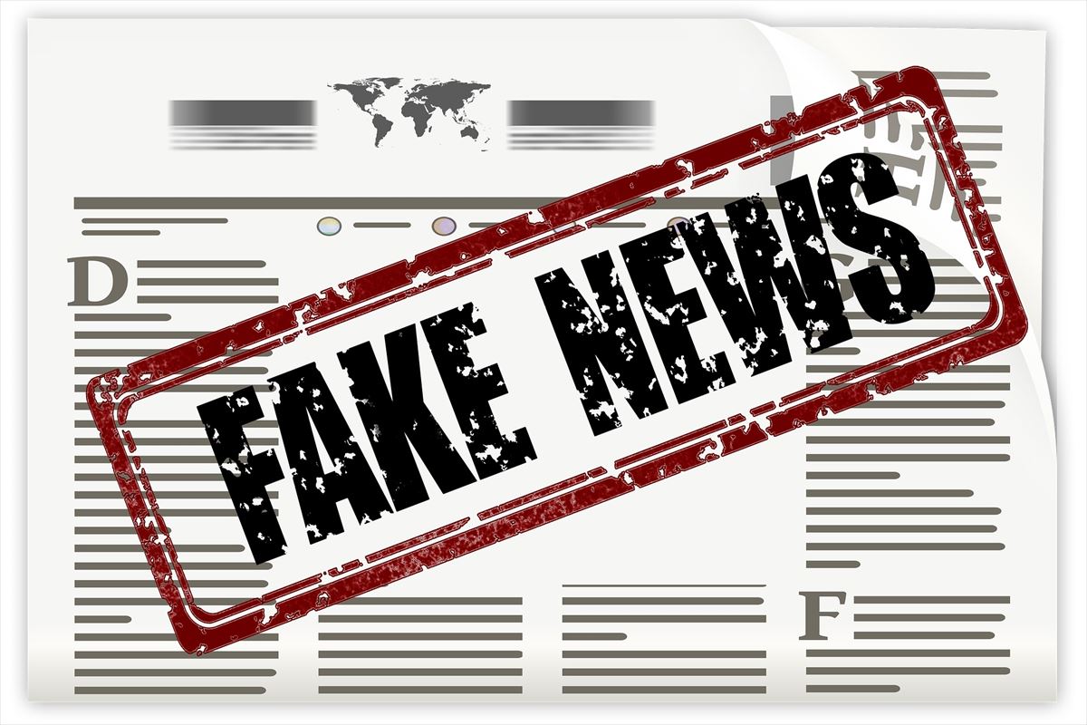 Imagen de un periódico en el que se puede leer la palabra 'fake news'.