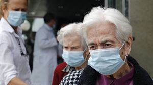 Personas mayores con mascarilla. Foto: Efe