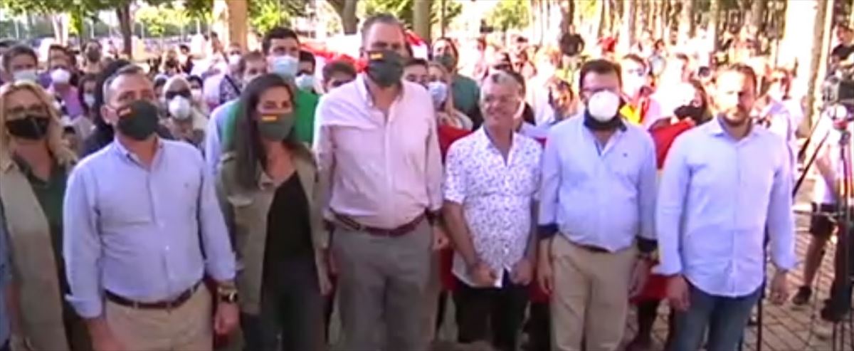 Vox califica de ''traidores'' al PSOE y al PP
