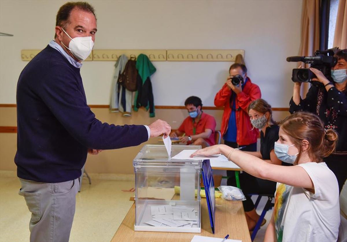 Carlos Iturgaiz (PP+Cs) ejerce su derecho al voto en Getxo (Bizkaia).