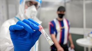 Un médico realizando una prueba del coronavirus. Foto: EFE.