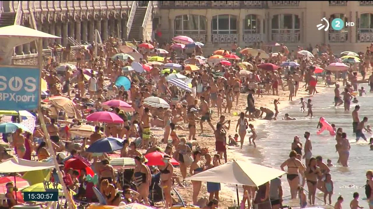 Playa abarrotada de gente. Imagen obtenida de un vídeo de ETB.