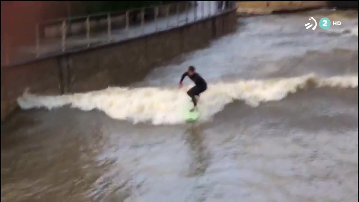 Mario Soler surfeando en el río Estepona, en Bakio (Bizkaia). Imagen obtenida de un vídeo de EiTB.