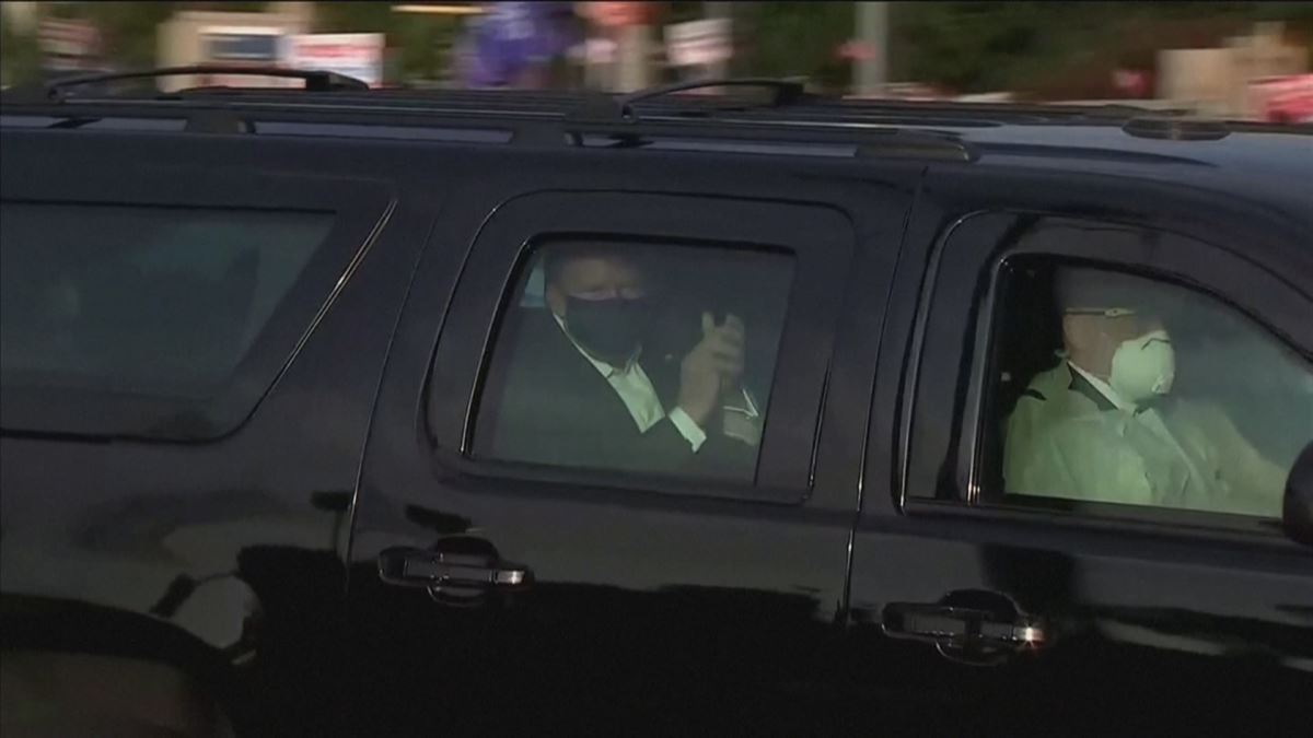 Trump sale del hospital para saludar a simpatizantes desde el coche