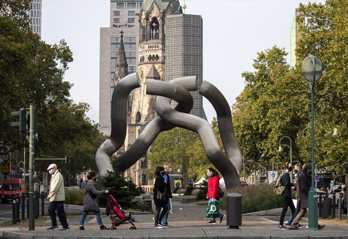 Gente paseando con mascarilla en Berlín. Foto: Efe