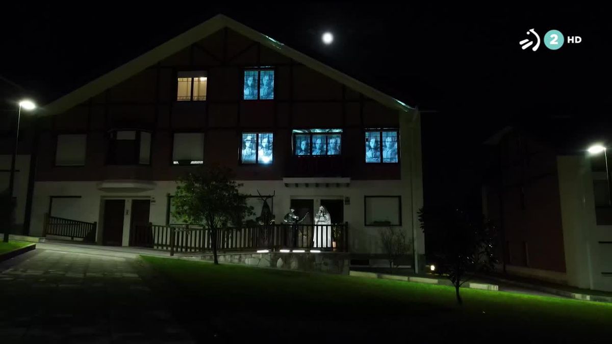 Decoran una casa de Getxo con hologramas audiovisuales, en visperas de Halloween