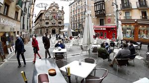 Gente en las terrazas de Pamplona. Foto: EFE
