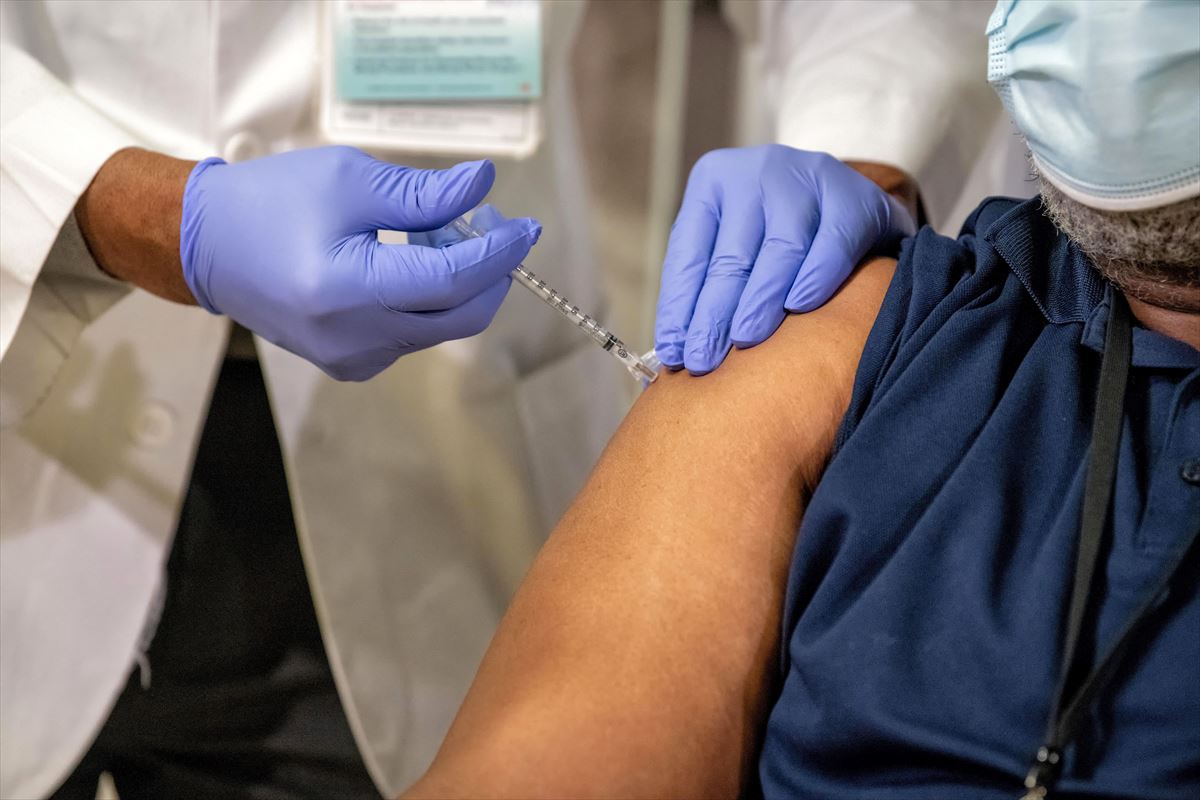 Un paciente recibiendo la vacuna contra la covid-19