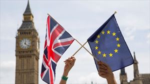 Las banderas de Reino Unido y Unión Europea, en Londres.