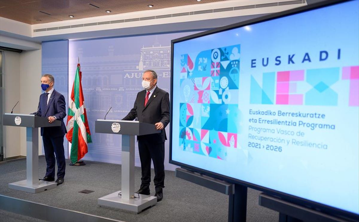 Urkullu y Azpiazu, en la presentación del Programa Euskadi Next, en diciembre de 2020. EFE
