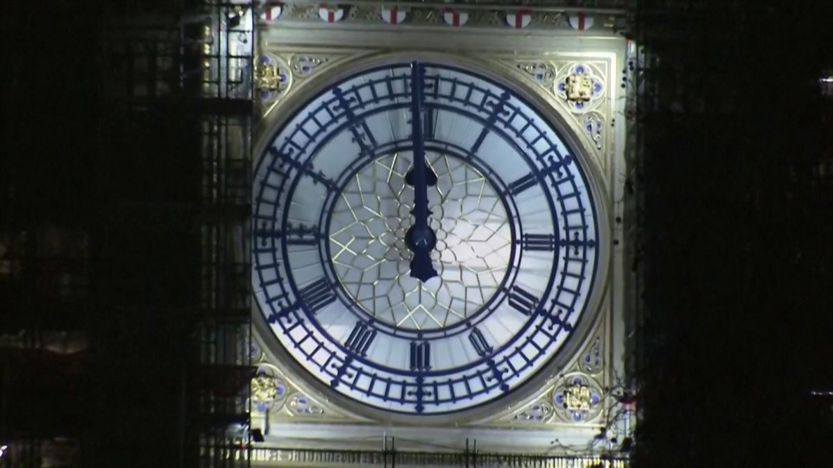 Reloj del Big Ben, en el momento en que marcaba el inicio del nuevo tiempo