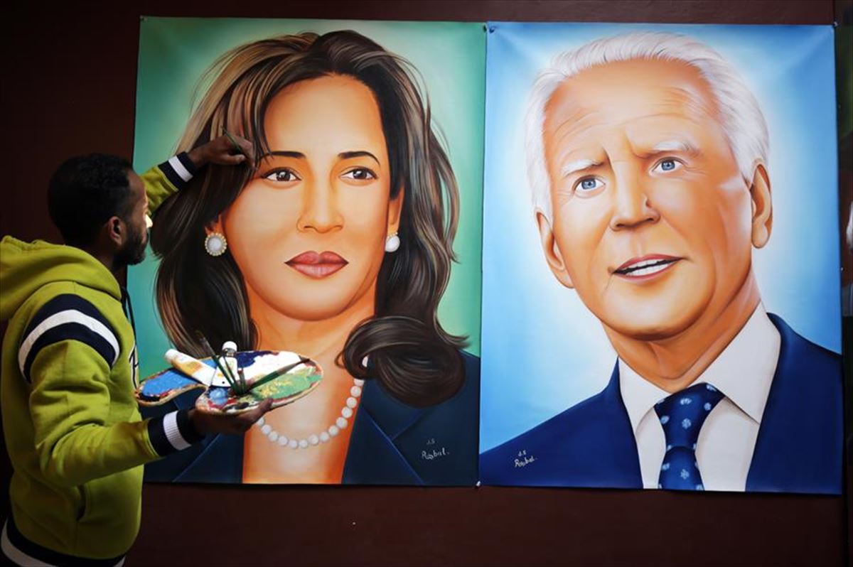 El artista Jagjot Singh Rubal pinta un mural de Kamala Harris y Joe Biden