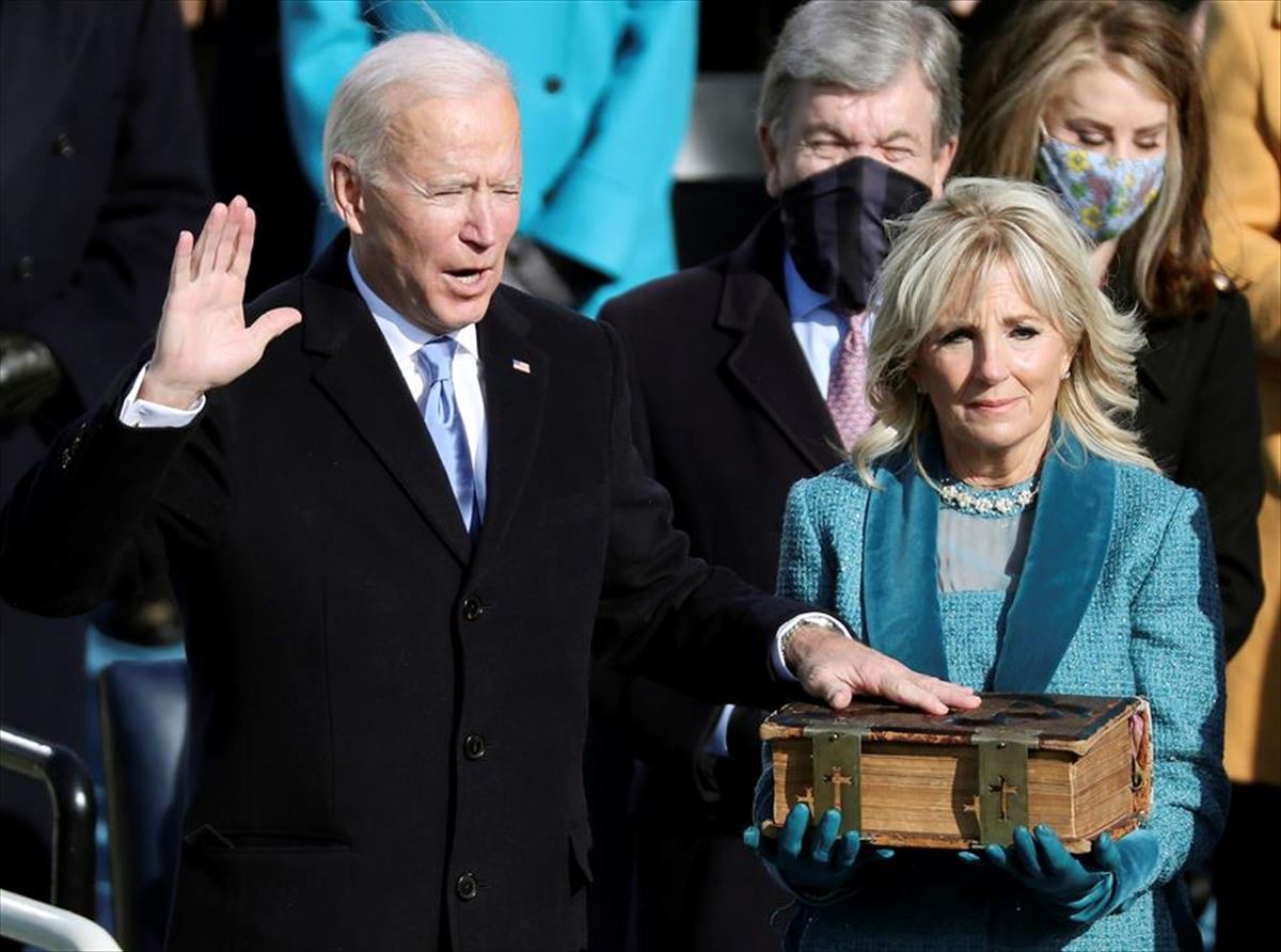 Joe Biden jura el cargo como presidente de Estados Unidos.