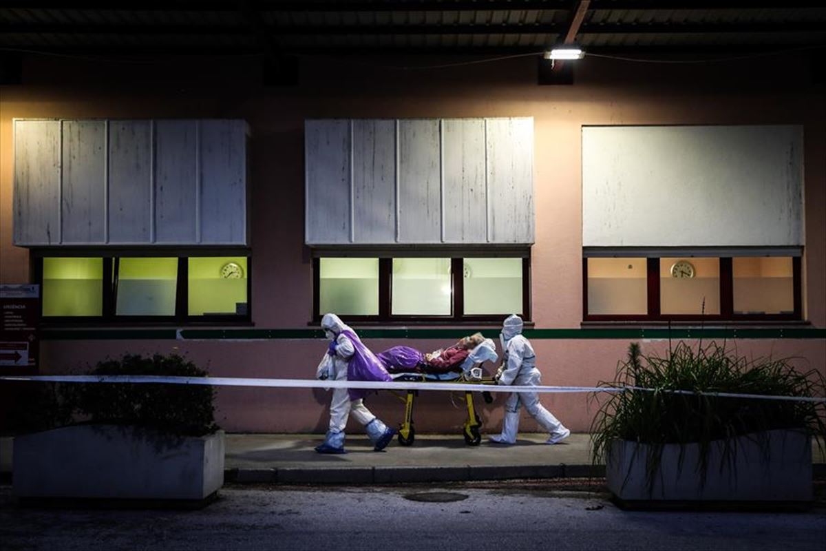 Dos sanitarios de un hospital portugués trasladan a un paciente