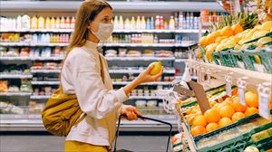 Una mujer comprando en un supermercado