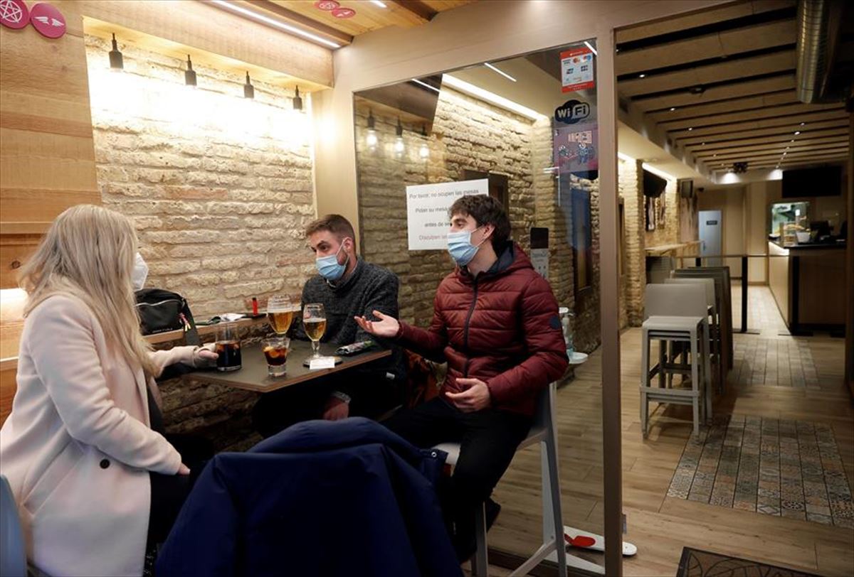 Gente con mascarilla en el interior de un bar en Pamplona/Iruñea. Foto: EFE
