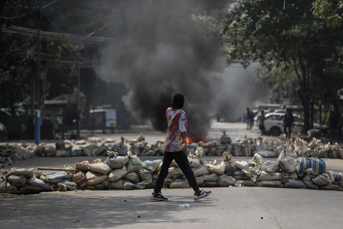 Una barricada en Rangún (Myanmar). Foto: EFE