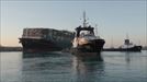 Logran mover el buque encallado en el Canal de Suez