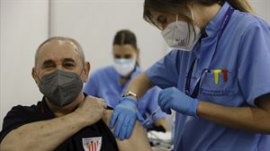 Un hombre recibe una dosis de la vacuna contra la covid-19. Foto de archivo: EFE
