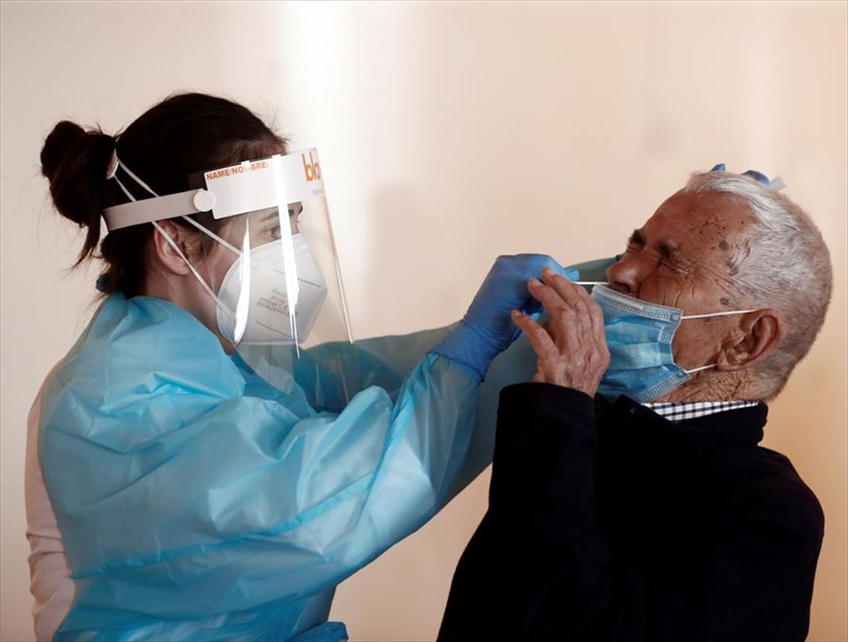 Una enfermera realizando una prueba diagnóstica a un hombre de edad avanzada
