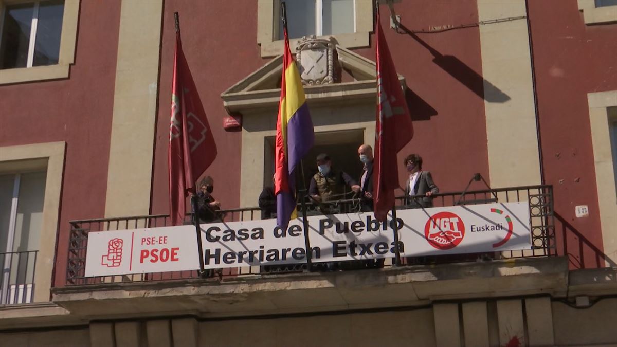 El PSE de Eibar iza la bandera republicana en la Casa del Pueblo de la localidad