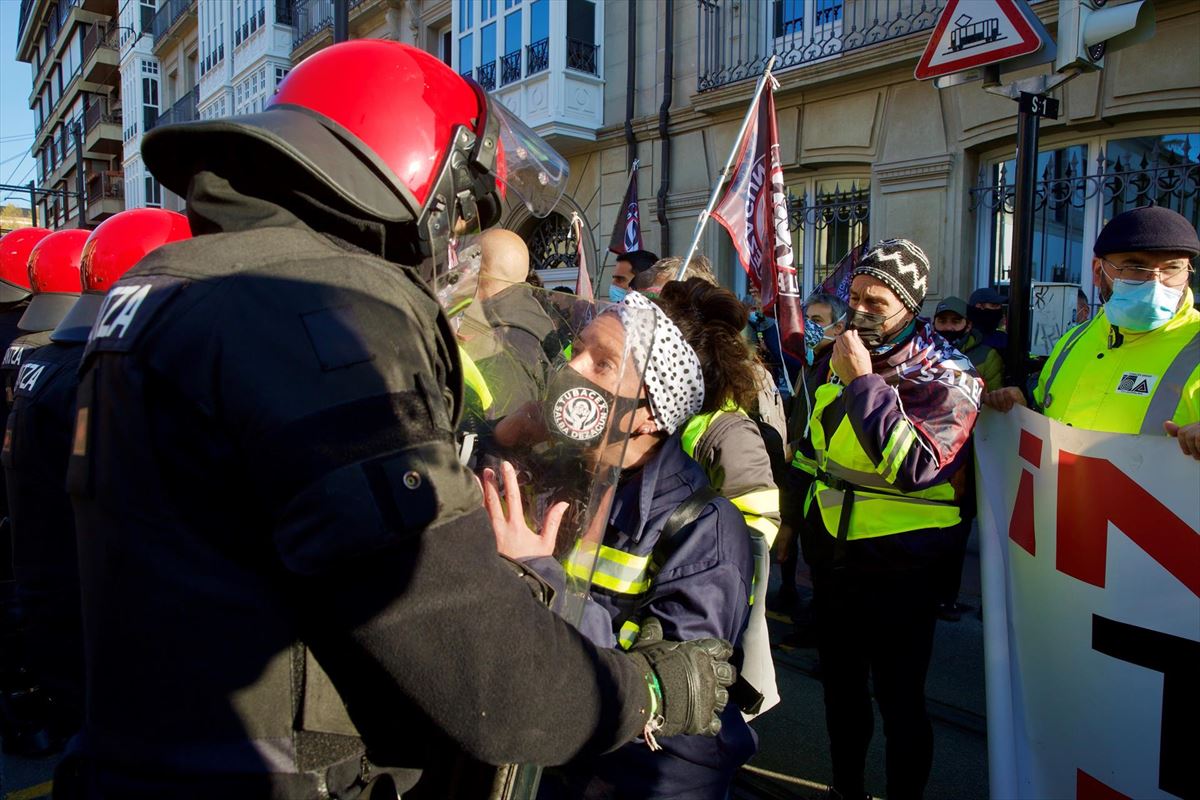 Actuación policial en una protesta de los trabajadores de Tubacex. Imagen de archivo: EFE