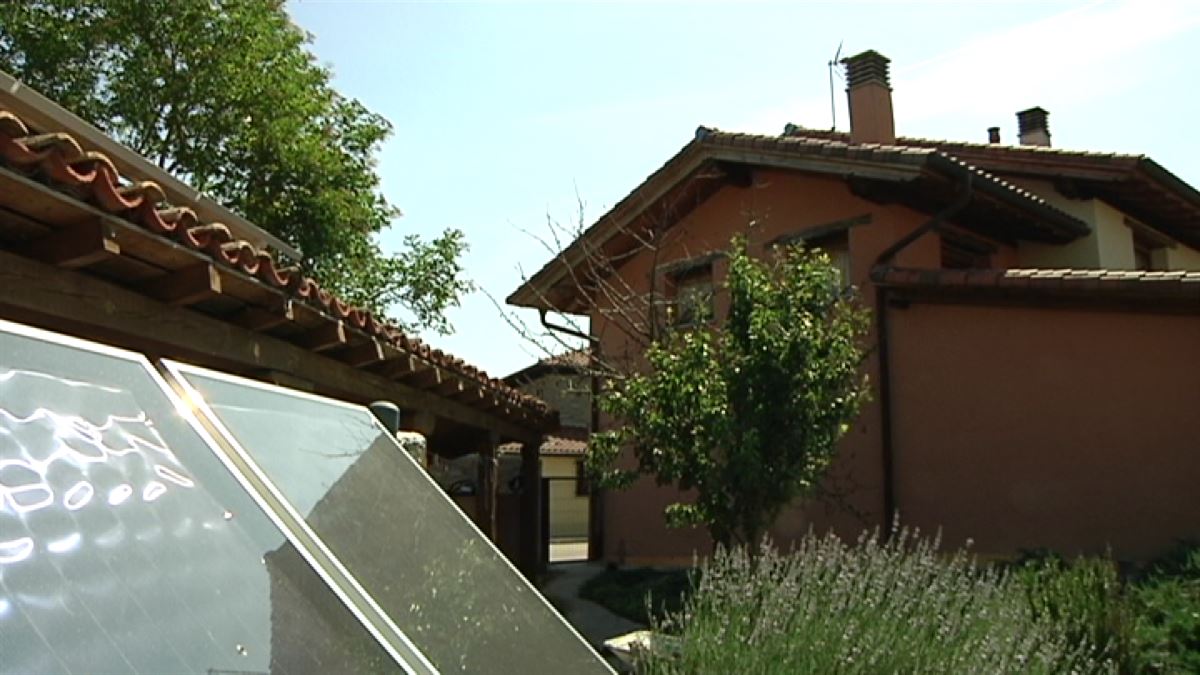 Placas solares en una casa.