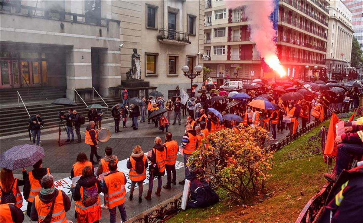 Una protesta de los trabajadores de PCB ante el Palacio de Justicia de Bilbao.