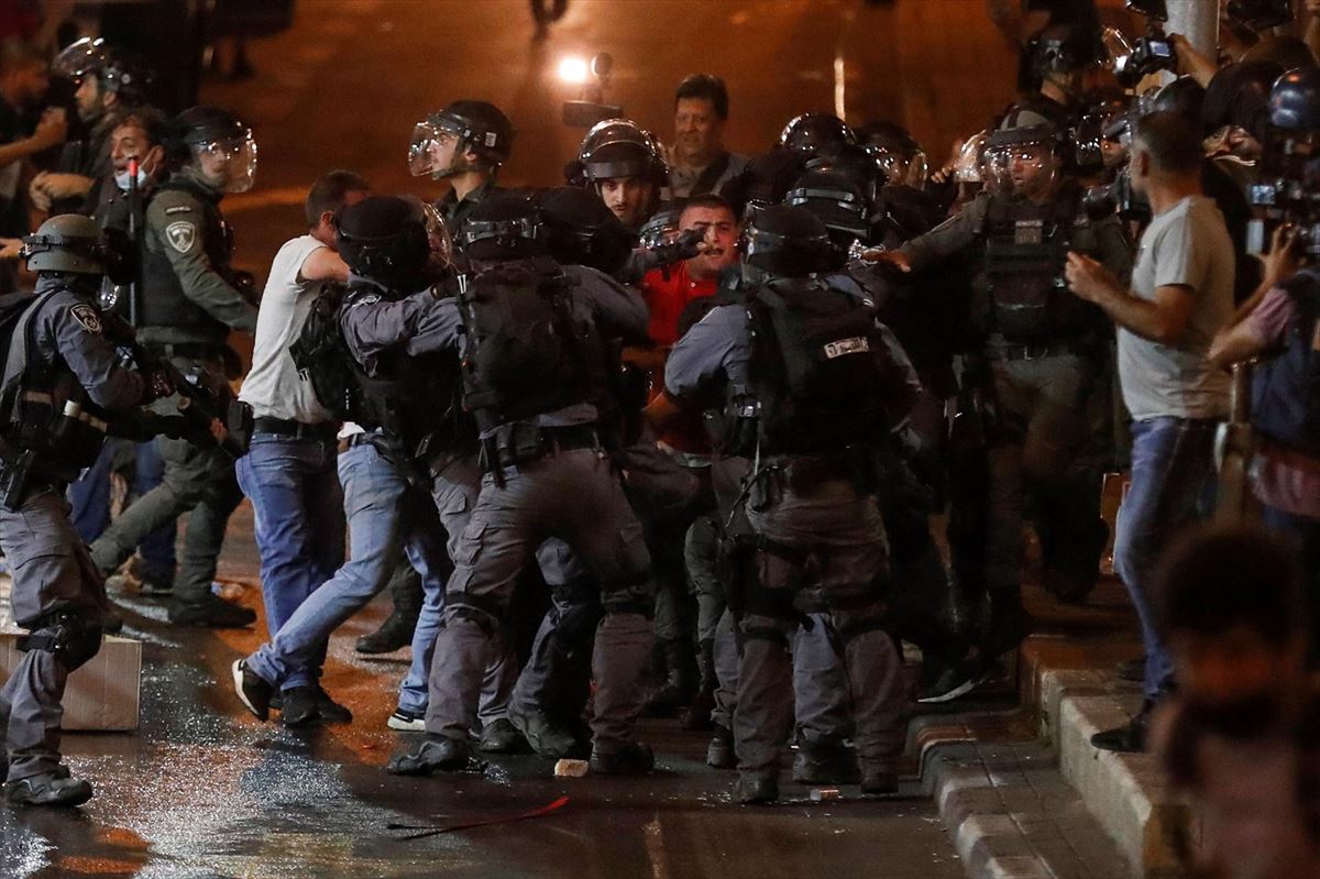 La policía israelí arresta a manifestantes palestinos en Jerusalén 