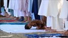 Un niño paquistaní rezando 