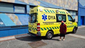 Una mujer pasa delante de una ambulancia de la DYA en Bilbao