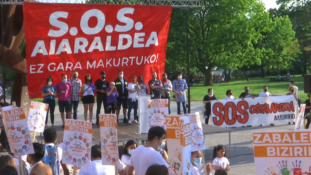 Cabecera de la manifestación de hoy en Llodio, bajo el lema "SOS Aiaraldea"