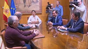 La mesa de negociación. Imagen obtenida de un vídeo de EiTB Media.