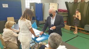 El presidente de la Mancomunidad Única de Iparralde, Jean-René Etchegaray, vota en Baiona (Lapurdi).