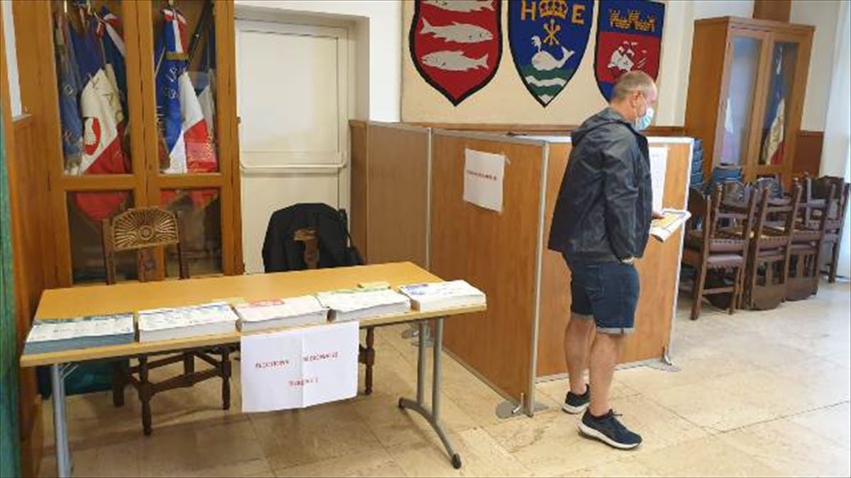 Un centro de votación en Hendaia (Lapurdi). Foto: Franck Dolosor