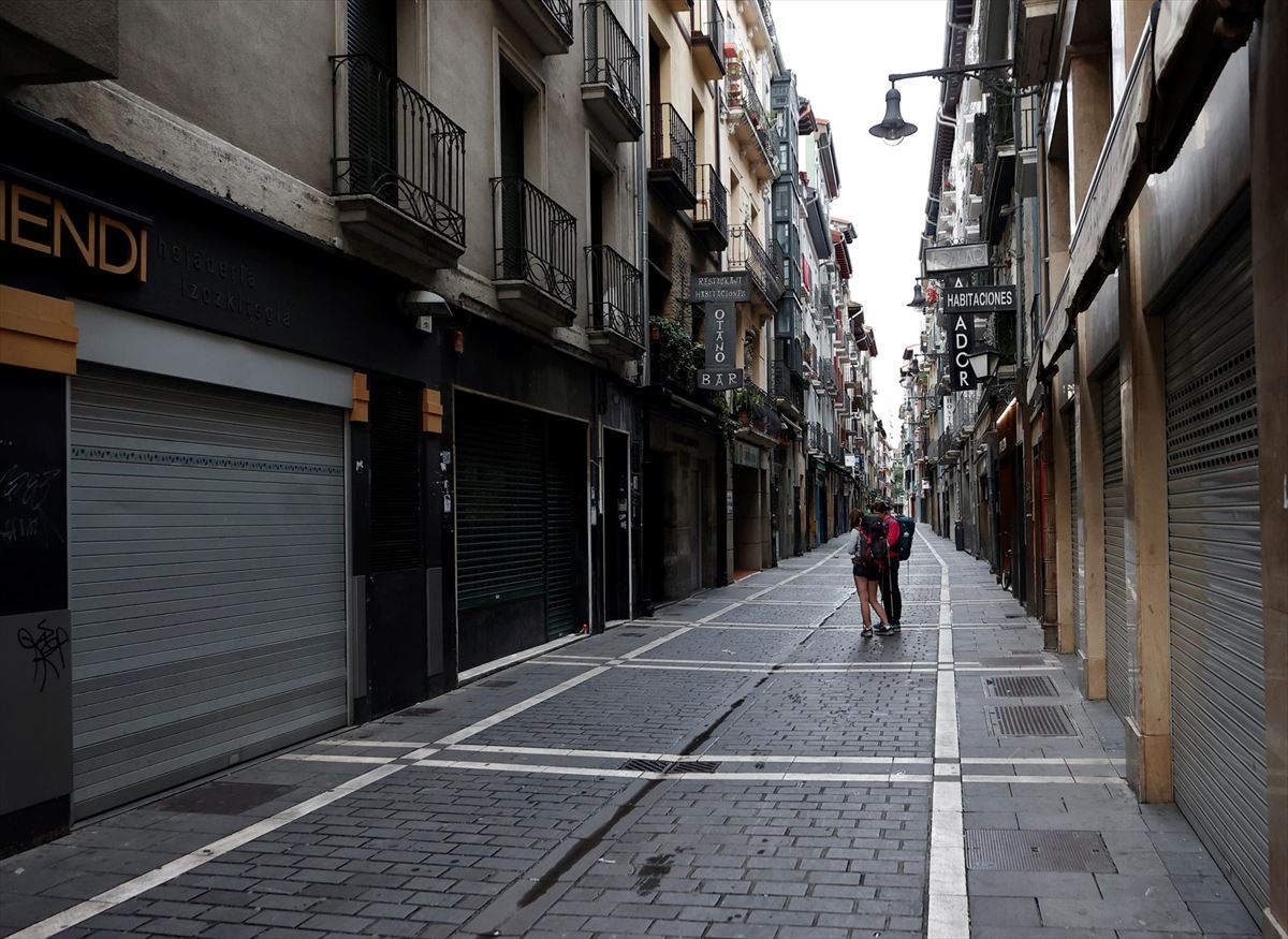 Calles casi vacías en el centro de Pamplona.