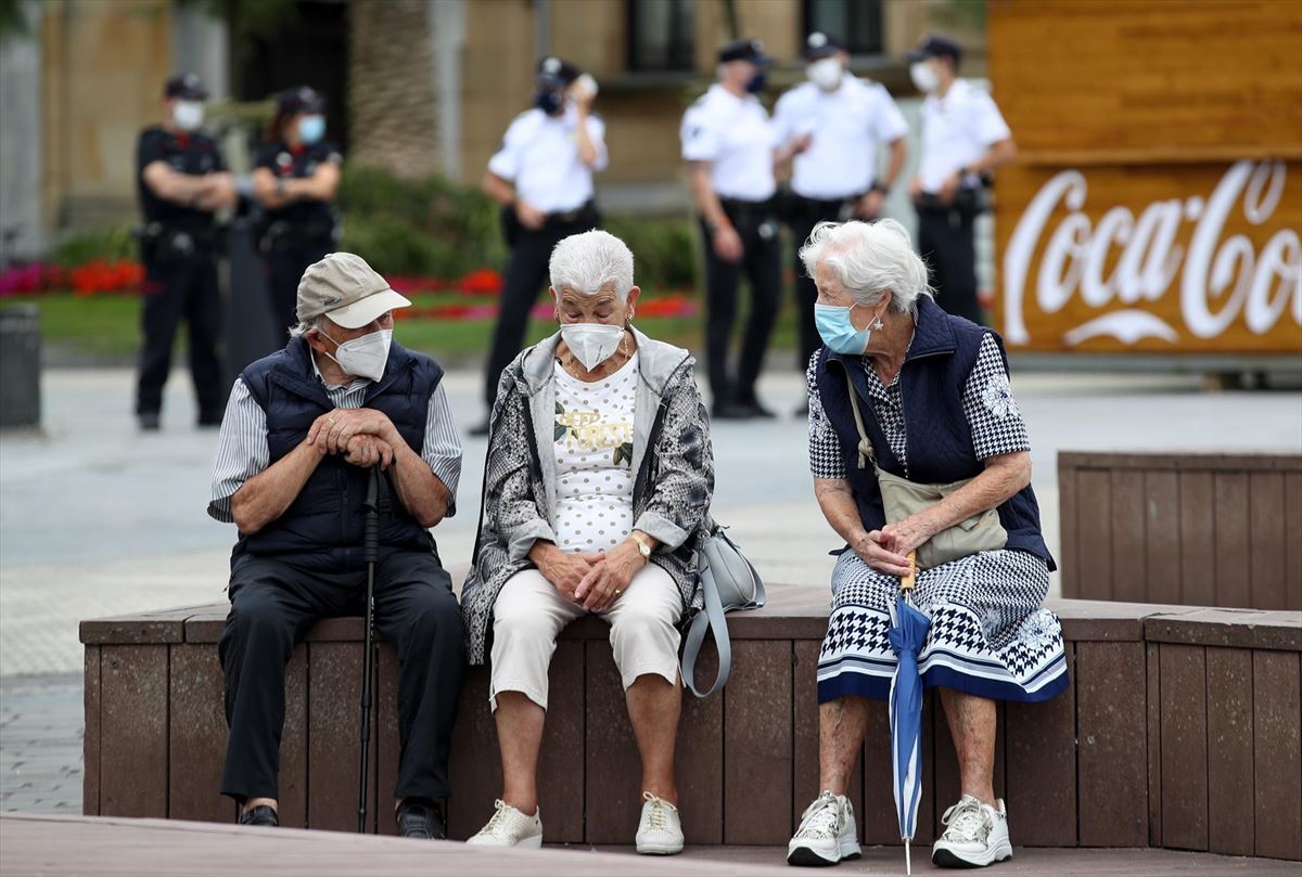 Un grupo de personas mayores con mascarilla en la calle. Foto: EFE
