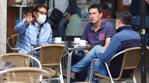 Tres personas en la terraza de un bar de Vitoria-Gasteiz
