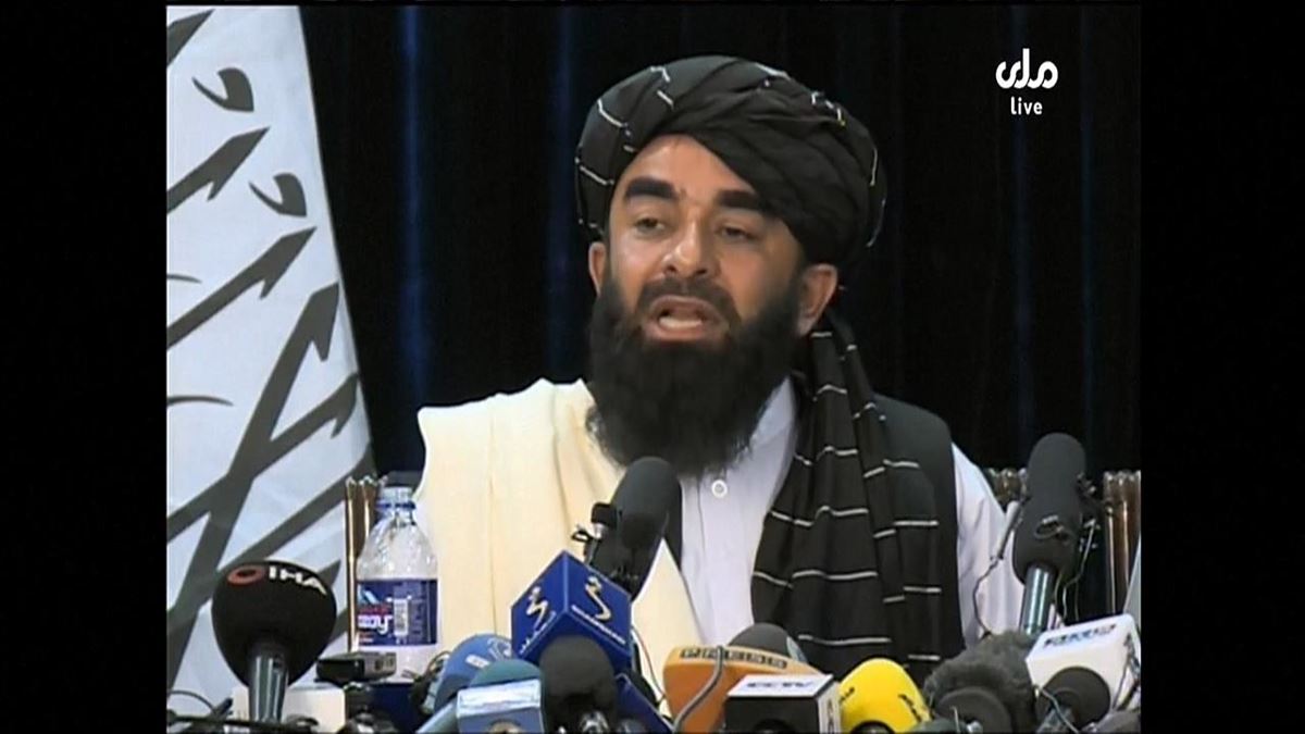El portavoz talibán Zabihulá Muyahid, en la rueda de prensa