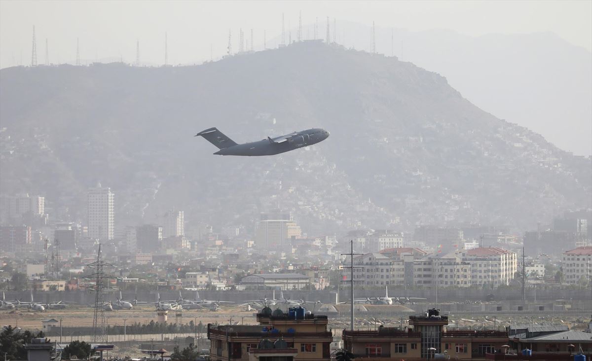 Un avión militar en el aeropuerto de Kabul. Foto: EFE