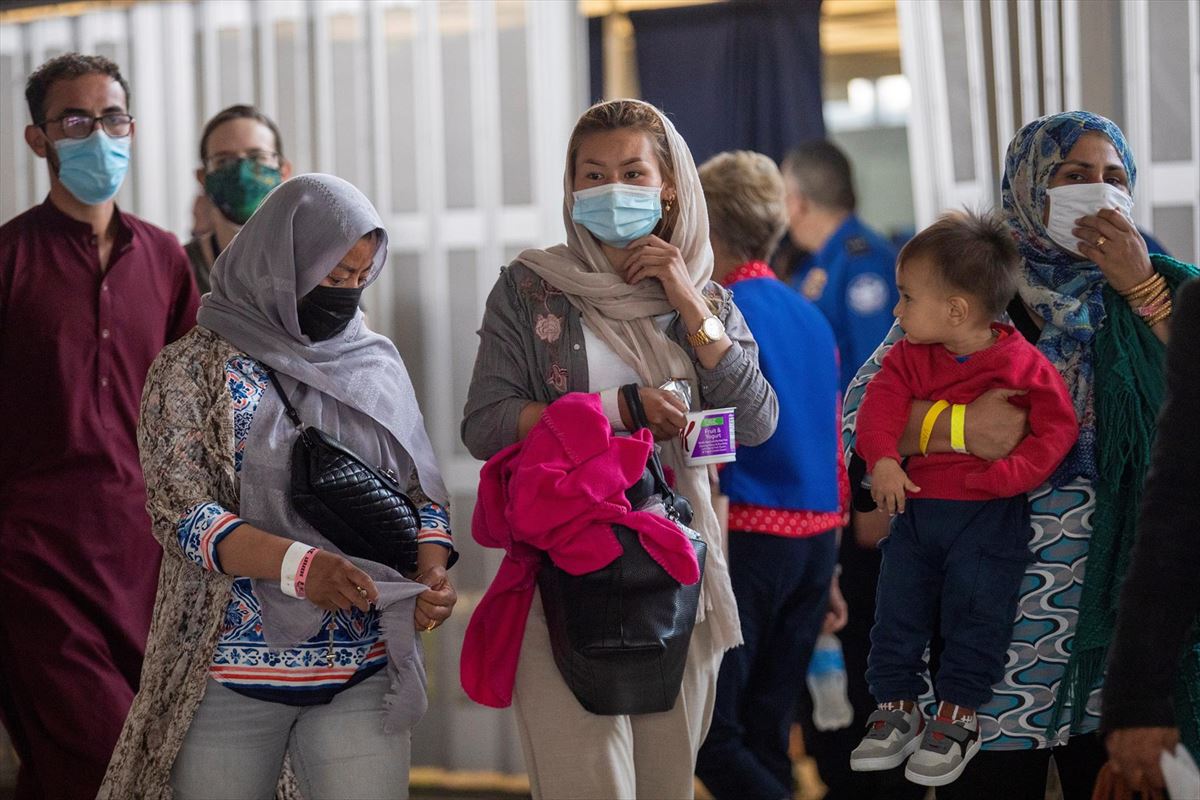 Refugiados afganos evacuados desde Kabul, llegando a Virginia (EE.UU). Foto: EFE