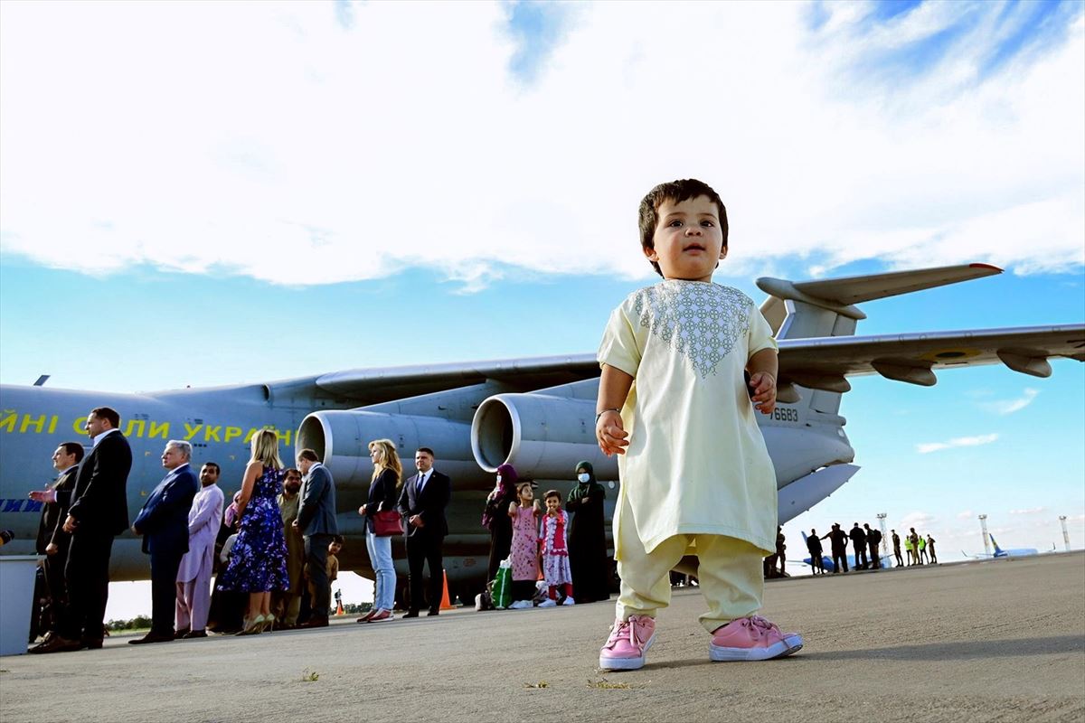 Una niña afgana bajando del avión en Kiev (Ucrania). Foto: EFE