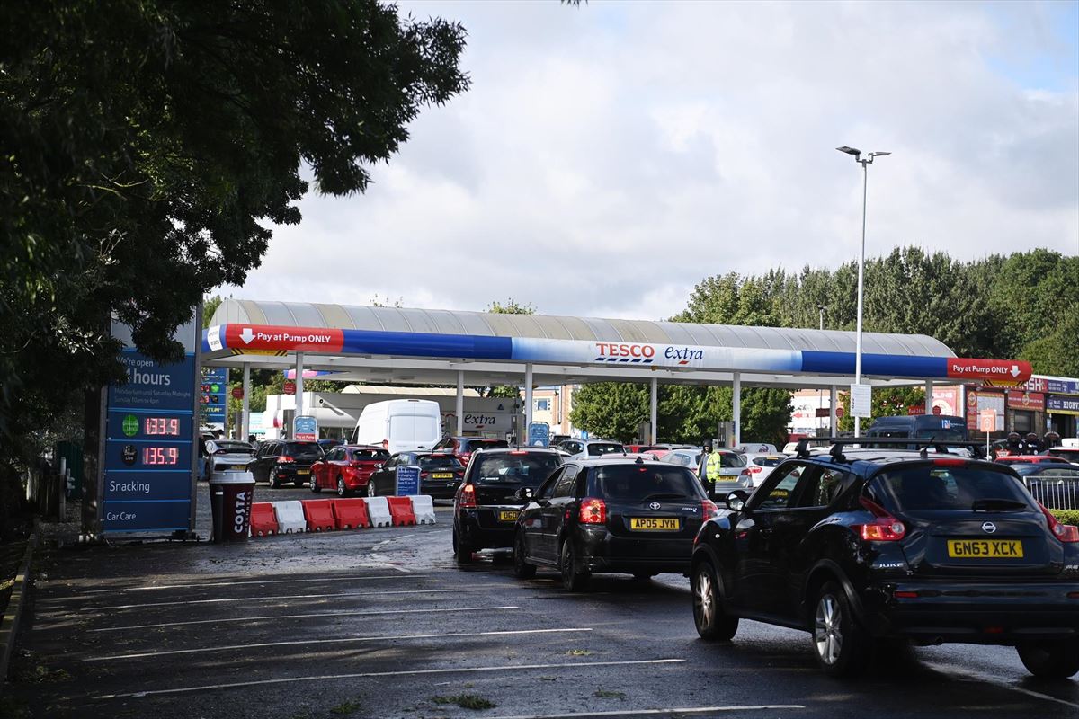 Largas colas en las gasolineras del Reino Unido ante el miedo de escasez de combustible