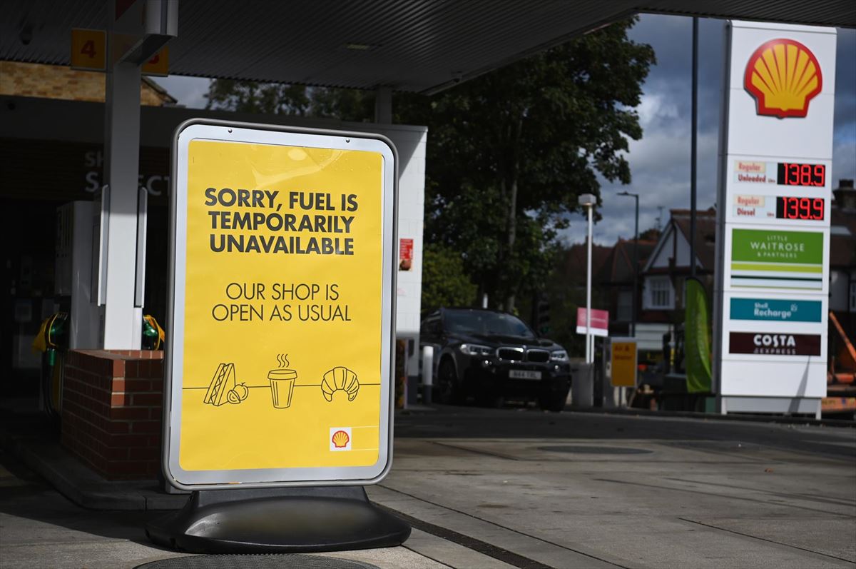 Una gasolinera de Londres fuera de servicio por la falta de combustible. Foto: EFE